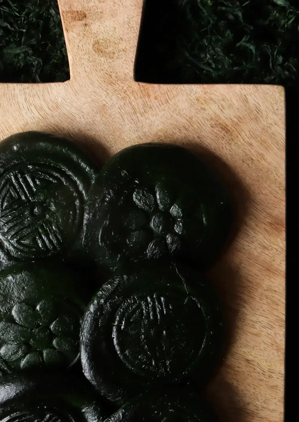 도마 위에 놓인 진한 쑥색 쑥개떡