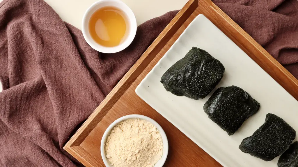 차와 함께 낸 쑥인절미